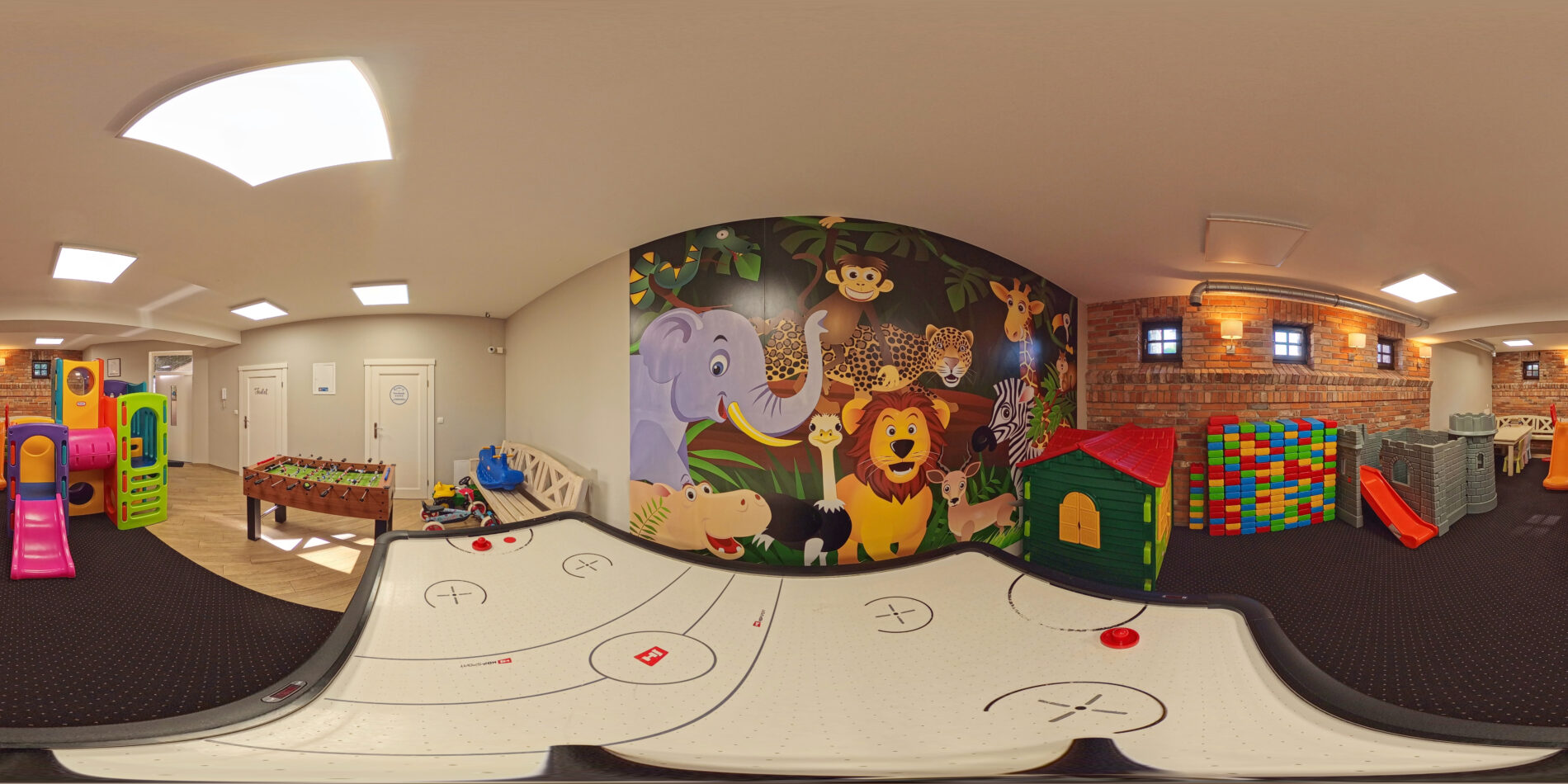 Panorama 360° sali zabaw w Hallerówce we Władysławowie – malowana ściana z dżunglą, cymbergaj, piłkarzyki, wielkie klocki i domek ogrodowy