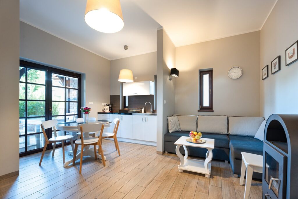 Salon z jadalnią i aneksem kuchennym, domek nr 1 – Hallerówka, domki we Władysławowie