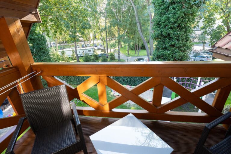 Balkon z fotelami, domek nr 3 – Hallerówka, domki we Władysławowie