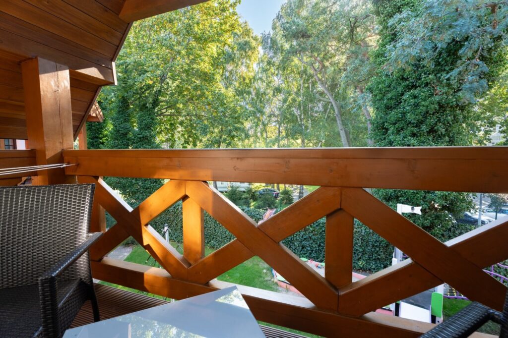 Balkon z widokiem na drzewa, domek nr 3 – Hallerówka, domki we Władysławowie