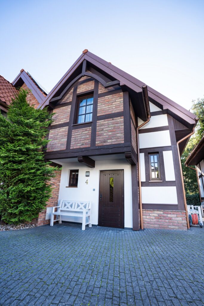 Front domku z ławką, domek nr 3 – Hallerówka, domki we Władysławowie