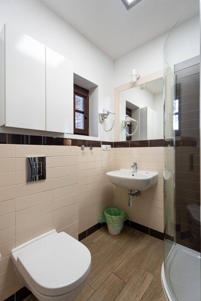 Łazienka – umywalka i WC, domek nr 3 – Hallerówka, domki we Władysławowie