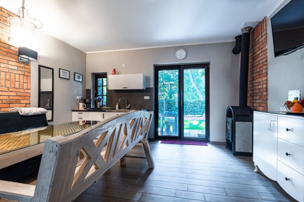 Salon z wyjściem na taras, domek nr 3 – Hallerówka, domki we Władysławowie