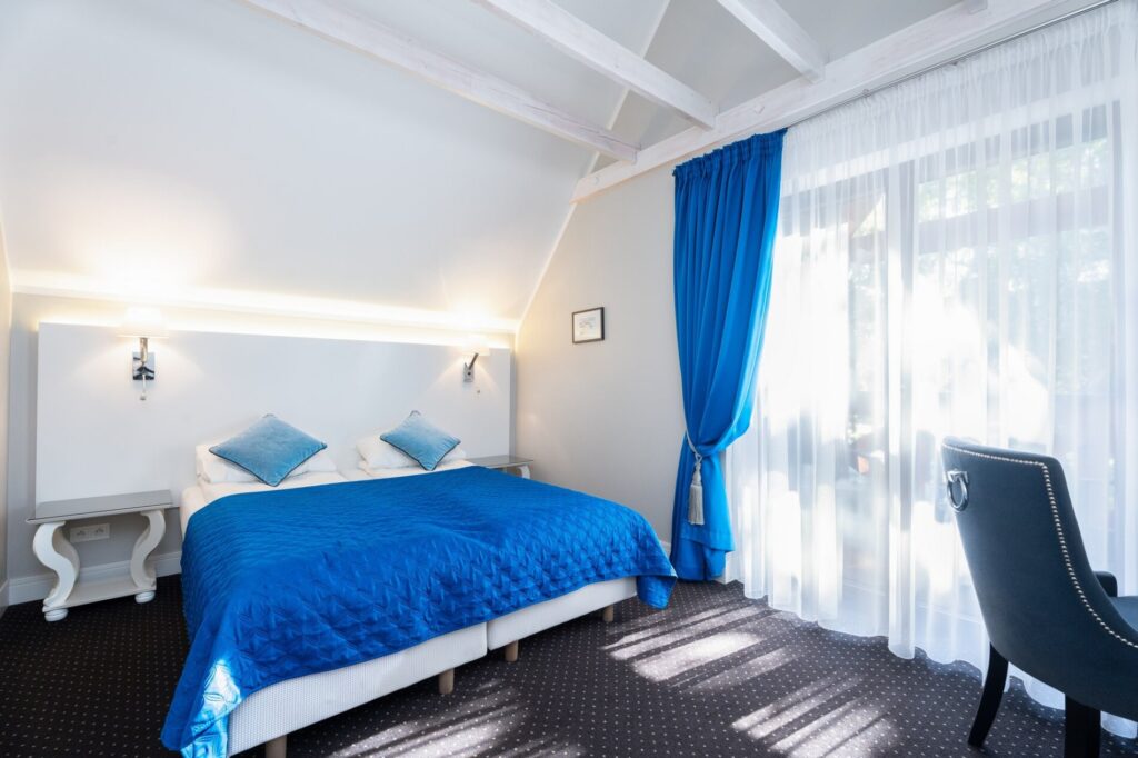 Sypialnia z wyjściem na balkon, domek nr 3 – Hallerówka, domki we Władysławowie