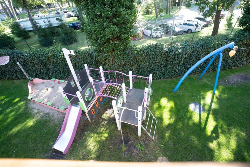 Plac zabaw widziany z balkonu, domek nr 4 – Hallerówka, domki we Władysławowie