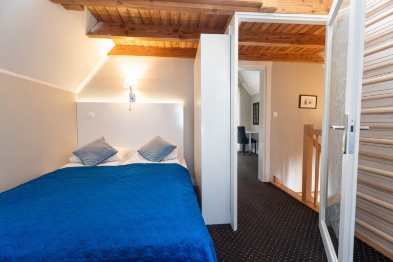 Sypialnia z antresolą, domek nr 4 – Hallerówka, domki we Władysławowie