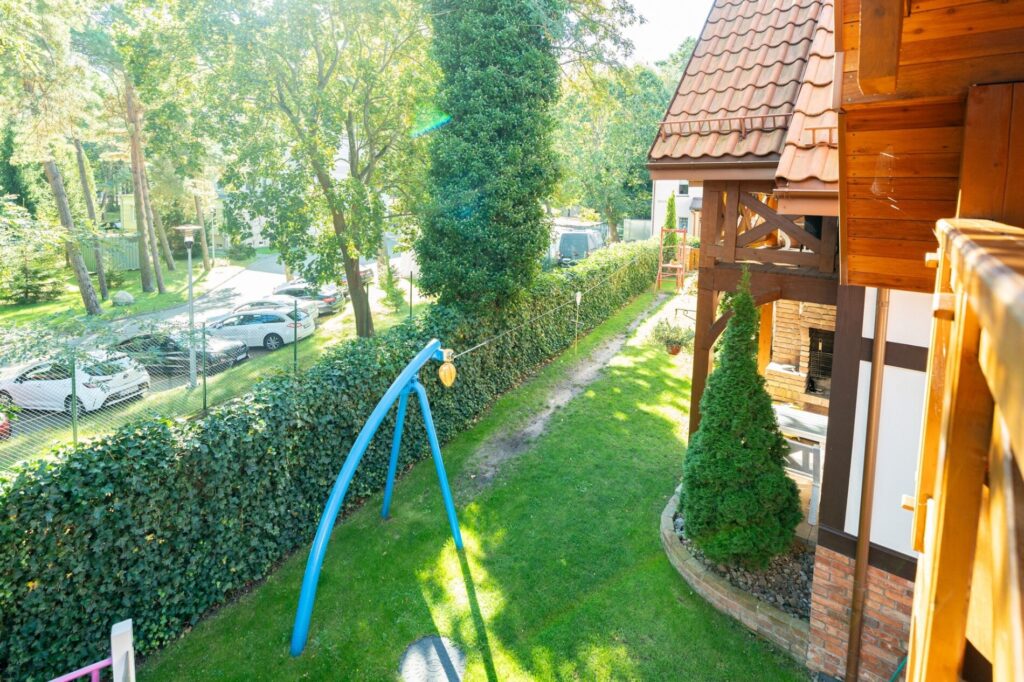 Widok z balkonu na ogród, domek nr 4 – Hallerówka, domki we Władysławowie