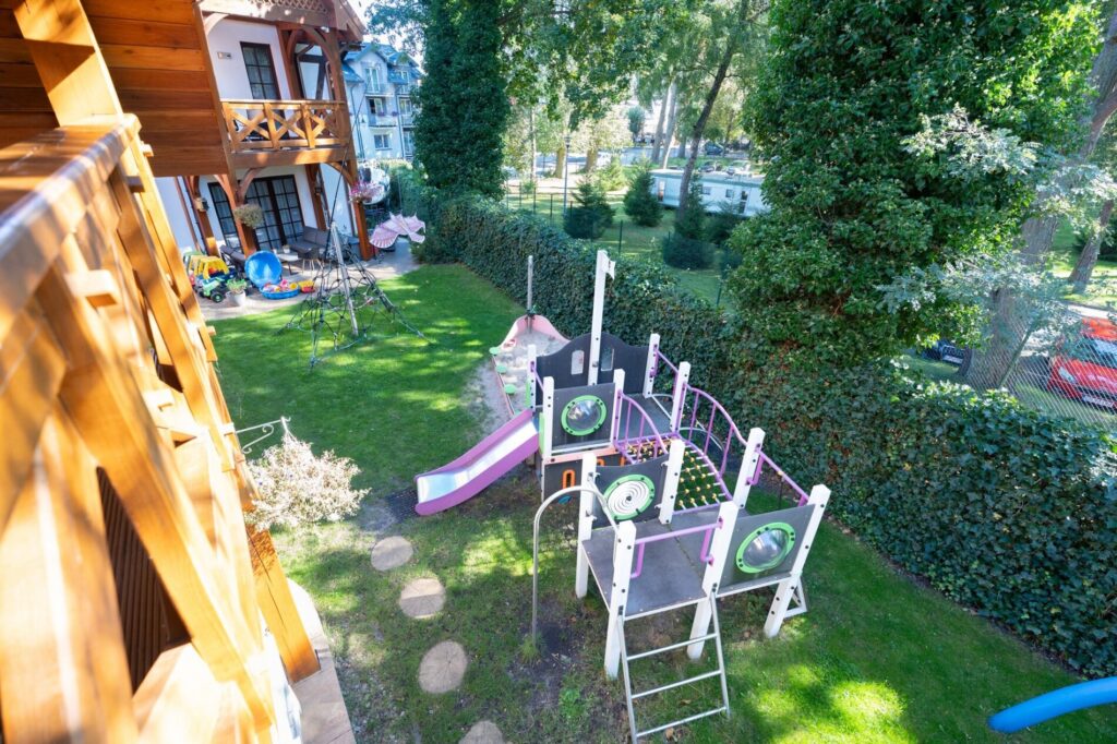 Widok z balkonu na plac zabaw, domek nr 4 – Hallerówka, domki we Władysławowie